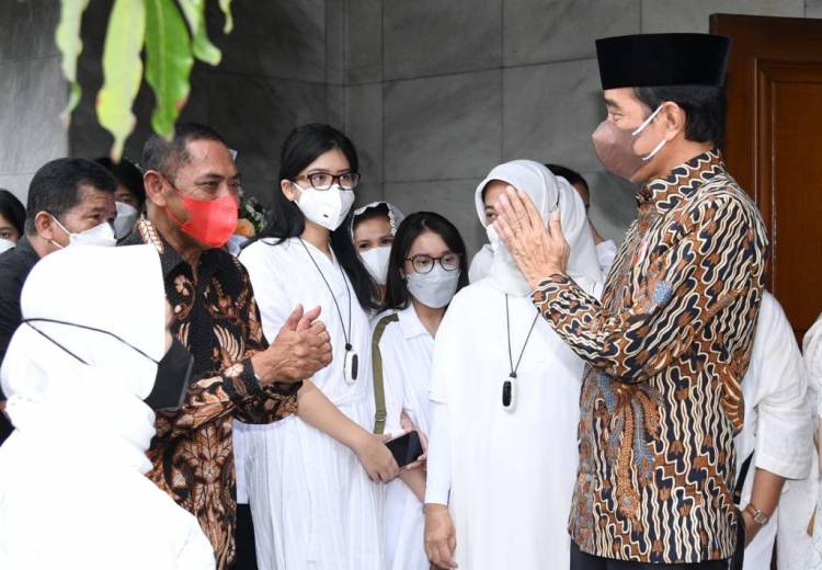 Presiden Jokowi Takziah ke Rumah Duka Almarhum Pakdenya