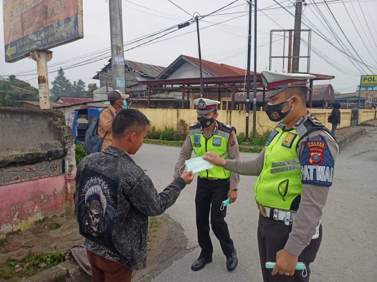 Satlantas Polres Humbang Hasundutan Bagikan Masker, Sosialisasikan Prokes