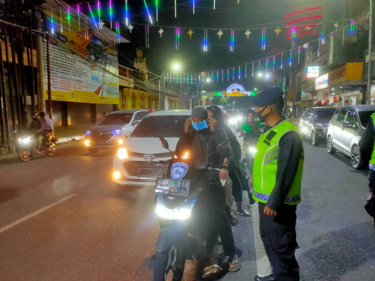 Tekan Penyebaran Covid-19, Brimob Polda Sumut Sampaikan Imbauan Prokes dan Bagikan Masker di Malam Hari
