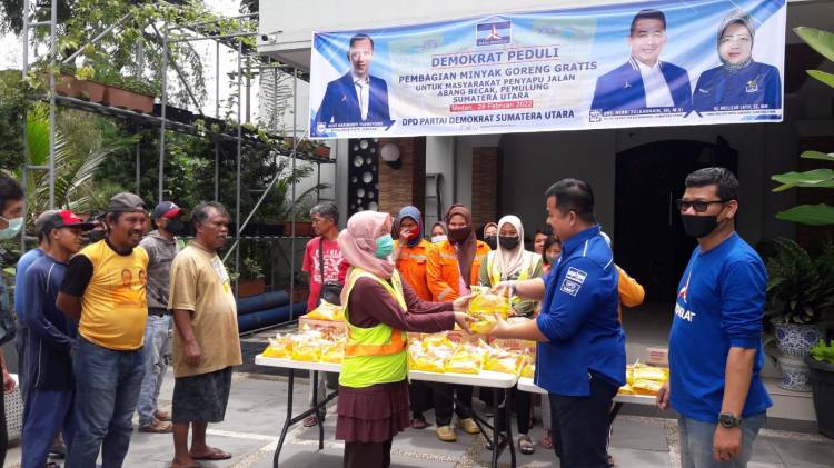 Prihatin Dengan Harga Tinggi dan Langkanya Dipasaran, Demokrat Sumut Bagikan Minyak Goreng Secara Gratis Kepada Masyarakat