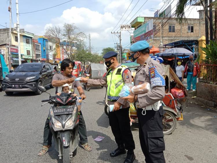 Gencarkan Yustisi, Brimob Polda Sumut Bagikan Masker di Simpang Limun