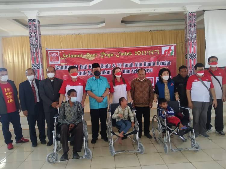 Rayakan Imlek, YSKI dan Perempuan INTI Serahkan Alat Batu Dengar dan Kursi Roda Bagi Disabilitas di Dairi