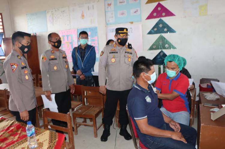 Cek Vaksinasi, Kapolres Humbang Hasundutan Bersama PJU Hadir Berikan Semangat Kepada Peserta Vaksin