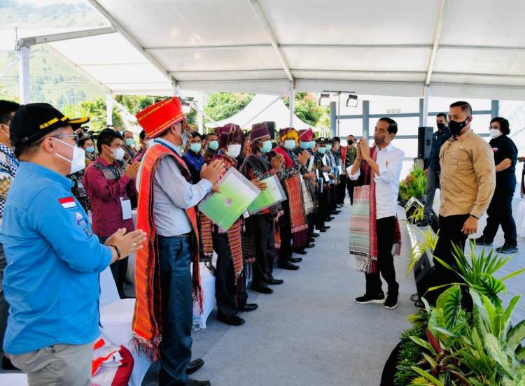 Serahkan SK Hutan Sosial dan TORA, Presiden: Segera Manfaatkan Lahan yang Ada