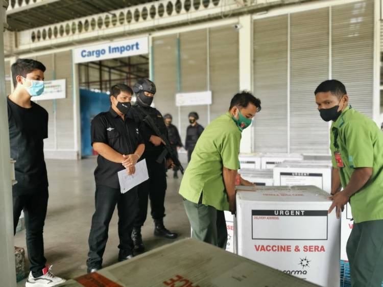 Brimob Polda Sumut Kawal Kedatangan 389.300 Dosis Vaksin Astrazeneca