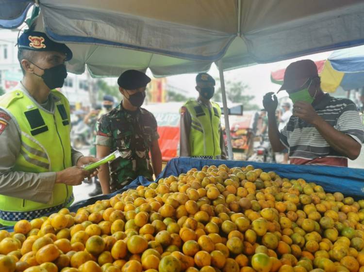 Bersinergi Cegah Penyebaran Covid-19, Brimob Bersama TNI Bagikan Masker di Simpang Limun