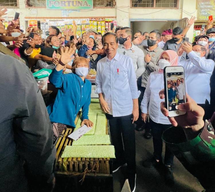 Masyarakat Antusias Sambut Kunjungan Presiden dan Ibu Iriana ke Pasar Anyar