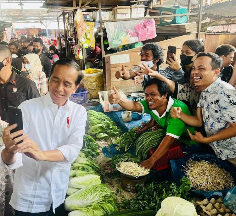 Presiden Jokowi dan Ibu Iriana Cek Harga Bahan Pangan di Pasar Bakti