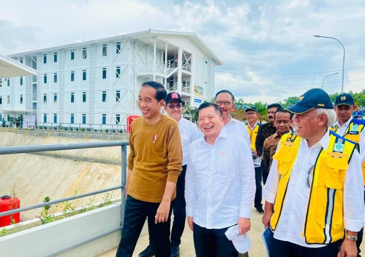 Makan Siang Bersama Pekerja Proyek, Presiden Jokowi Ajak Ngobrol dan Beri Sepeda