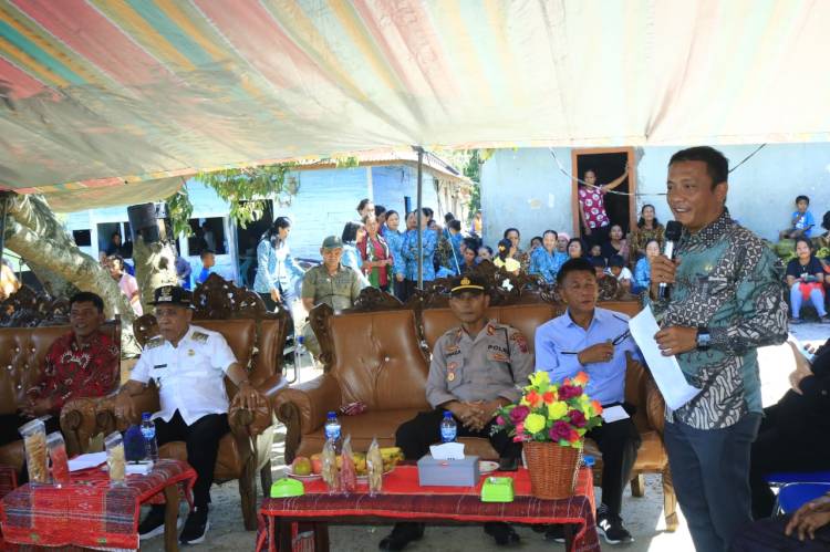 Wakil Bupati Samosir Melakukan Dialog Dengan Masyarakat Serta Menampung Berbagai Aspirasi Di Desa Holbung