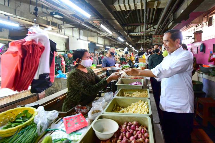 Presiden Jokowi Cek Harga Bahan Pangan di Pasar Wonokromo