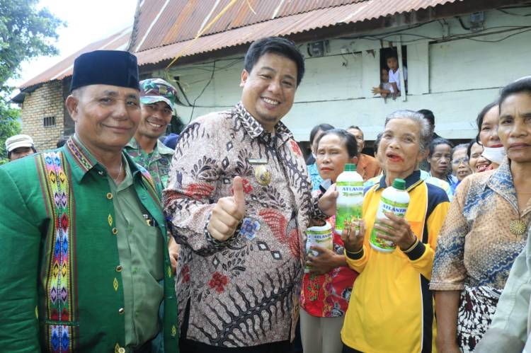 Bupati Samosir, Lagi Berkantor Di Desa Hasinggaan Bawa Pelayanan Gratis