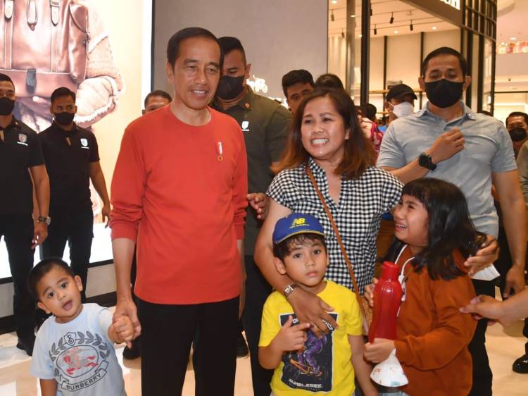 Kunjungi Pusat Perbelanjaan, Presiden Jokowi Sapa Warga Medan
