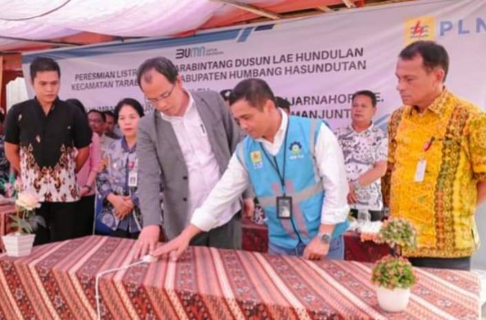 Bupati Humbang Hasundutan Resmikan Listrik Desa di Dusun Lae Hundulan Tarabintang