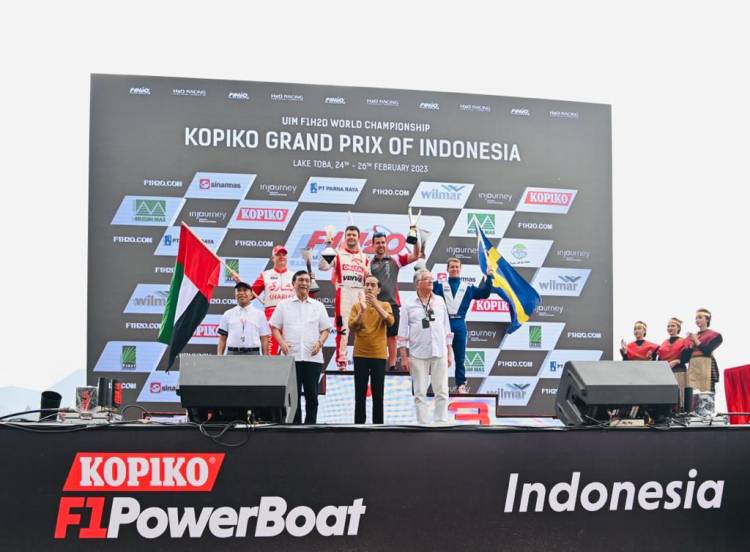 Presiden Jokowi dan Ibu Iriana Saksikan Seri Perdana F1H2O di Danau Toba