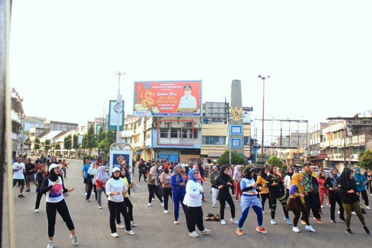 Bersama Ratusan Masyarakat, Plt Bupati Senam Sehat di Car Free Day