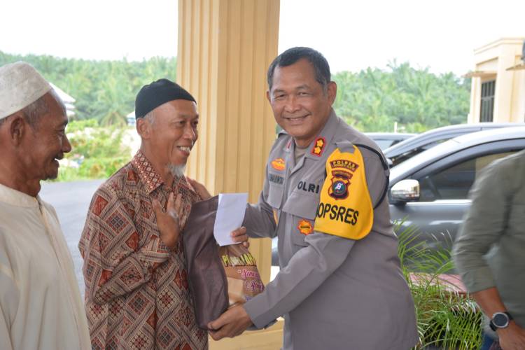 Jumat Berkah, Kapolres Labusel Berikan Tali Asih Kepada Penggali Kubur dan Bilal Mayit