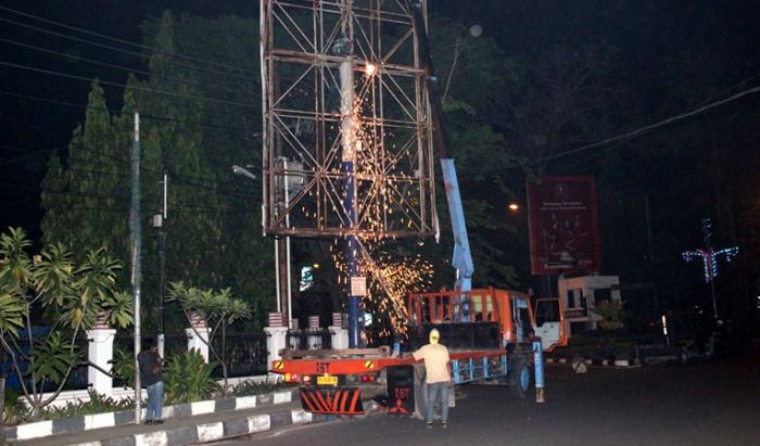 Katanya, 5 Papan Reklame Dibongkar