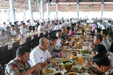 Harapkan Good News, Gubernur, Kapolda dan Wali Kota Jamu Wartawan