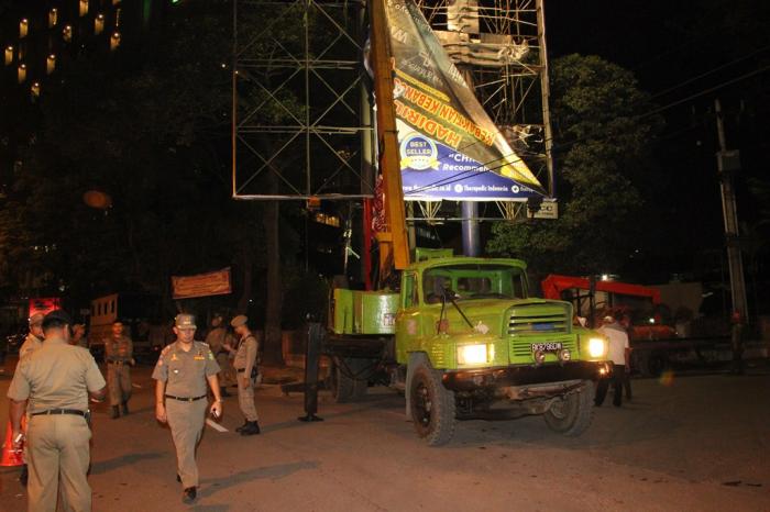 Penertiban Berlanjut 2 Papan Reklame Dibongkar