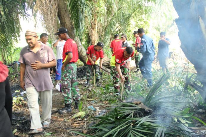 Yonif-8 Marinir Bantu Masyarakat di Lingkungan Tangkahan Lagan