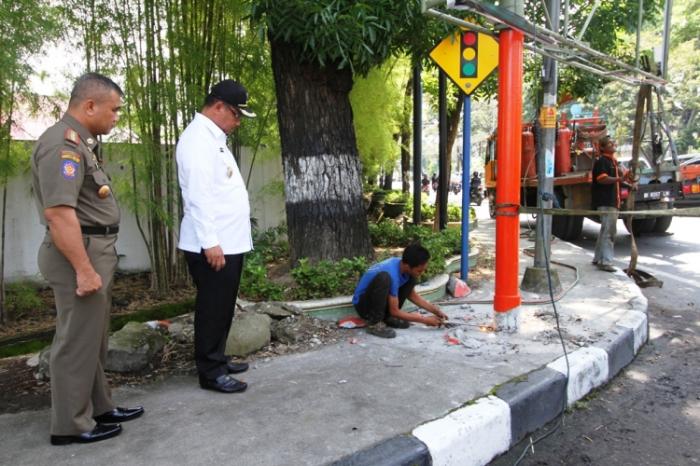Akhyar Nasution Pantau Pembongkaran Reklame Menyalah di Medan