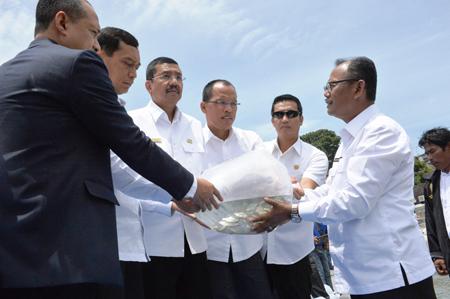 Bersama Bupati, Gubernur Tabur 45 Ribu Benih Ikan Nilem dan Tawes di Danau Toba