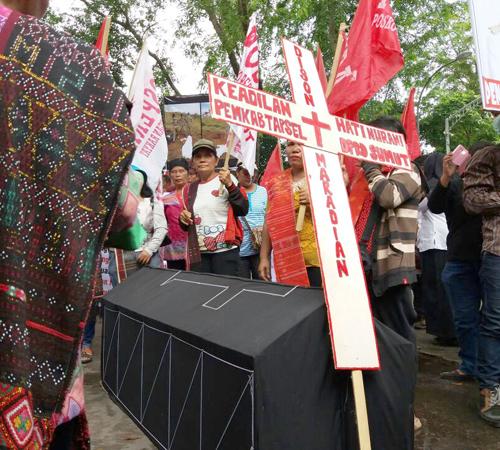 Tolak Kebijakan Pemkab Tapsel Bongkar Kuburan, Peti Mati Diusung ke DPRD Sumut