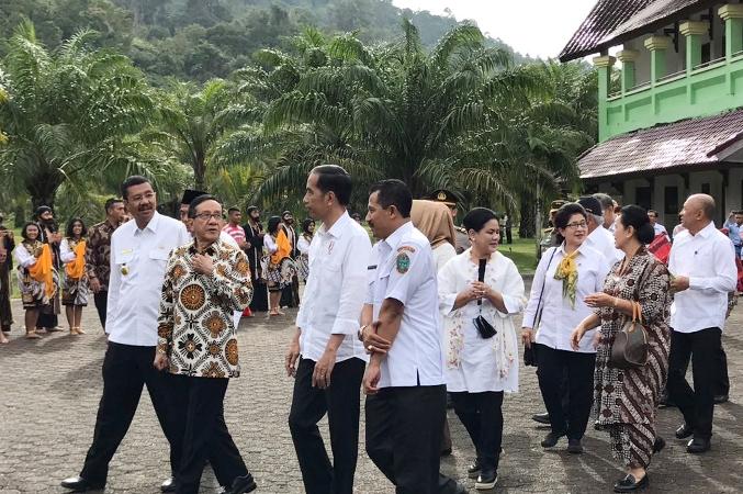 Presiden Jokowi Disambut Riang Siswa SMA Negeri 1 Matauli
