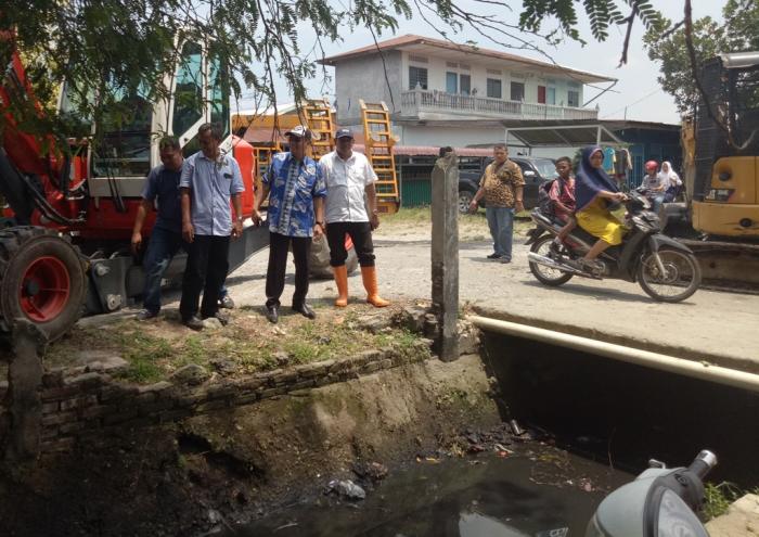 Wali Kota Tindak Lanjuti Keluhan Warga Drainase Tersumbat Langsung Dikorek