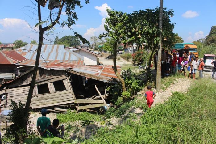 Pikap Grandmax Rubuhkan Rumah Panggung di Dolokmargu Lintongnihuta