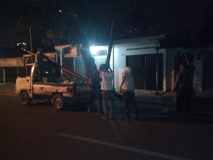 Terciduk Satpol PP Dirikan Billboard Ilegal di Jalan Merak Jingga
