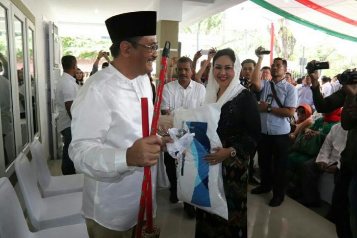 Djarot Dan Istri Bawa Sapu Lidi Tempati Rumah Baru