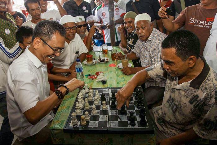 Blusukan ke Pasar Cikampak, Sihar Tantang Warga Bermain Catur