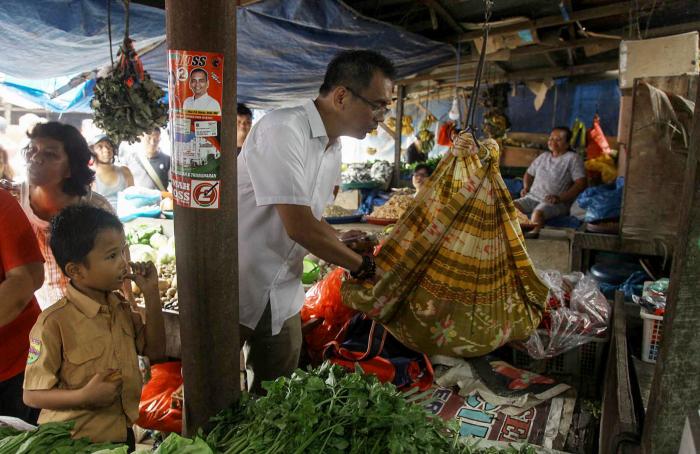 Dibantu Sihar Ngayunkan Anak, Pedagang Rempah Terharu