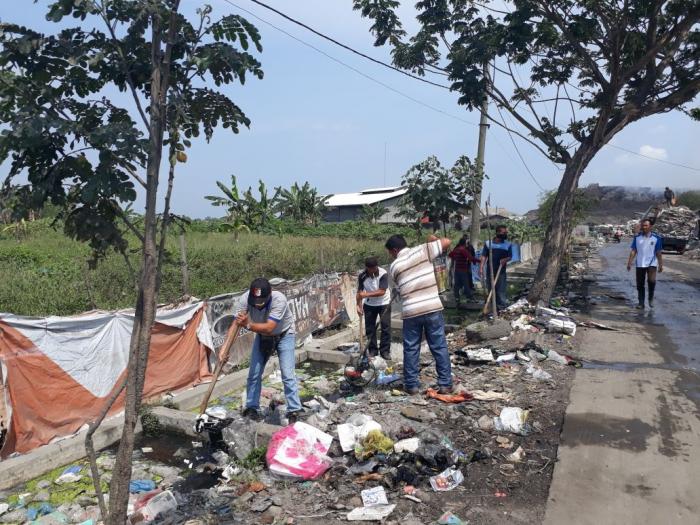 Dinas Kebersihan & Pertamanan Bersihkan Gunungan Sampah Di Jalan Masuk TPA Terjun
