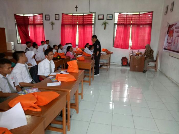 KPUD Deliserdang dan Fisipol UDA Medan Sosialisasi ke Pemilih Pemula di SMAN 1 Sibolangit