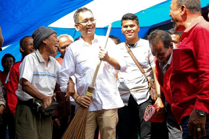 Sihar Bagikan Sapu: Banyak yang Mau Dibersihkan, Dua Sapu Biar Cepat