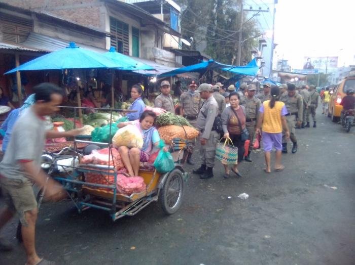 Satpol PP Tertibkan PK5 di 4 Lokasi Pasar Tradisionil