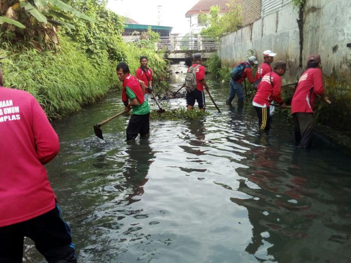 Antisipasi Banjir, P3SU Medan Amplas Korek Bersihkan Sungai Batuan
