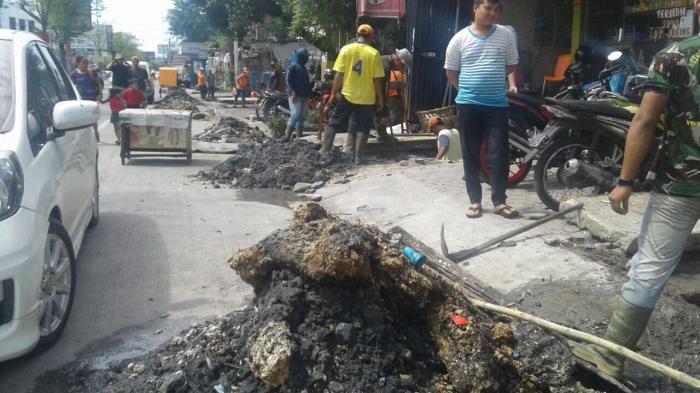 Drainase Jalan Sisingamangaraja Dikeruk