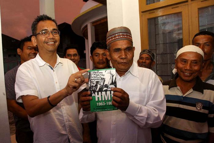 Sihar Sumbang Buku ke Perpustakaan Prof Lafran Pane