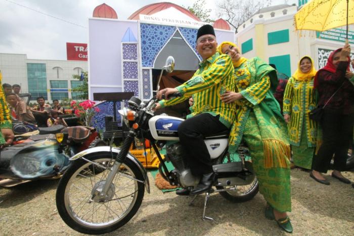 Wali Kota Bonceng Istri Naik CB Gelatik "Dilan"