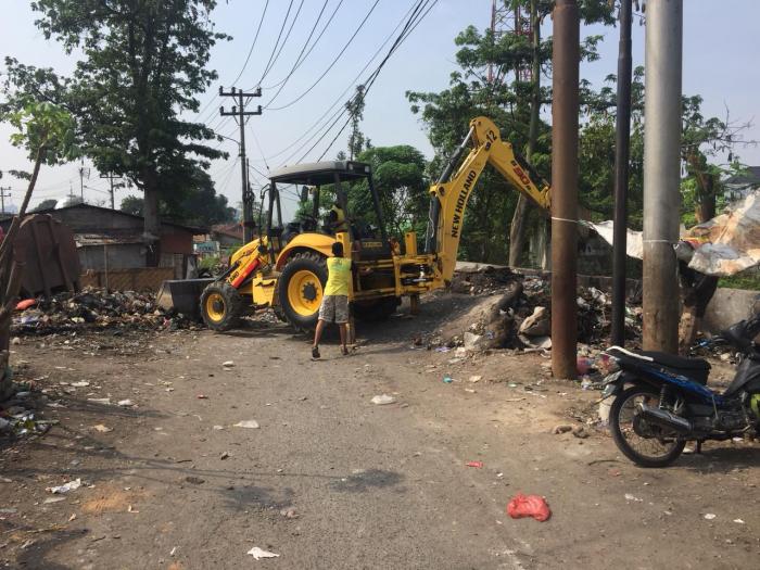 Dinas PU Bersihkan Sampah Yang Resahkan Warga Karang Berombak