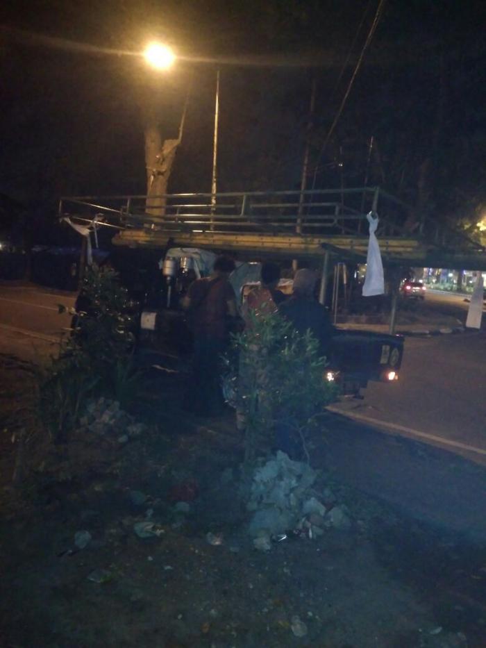 Lagi, Advertising 'Nakal' Terciduk Dirikan Papan Reklame Ilegal di Jalan Sudirman
