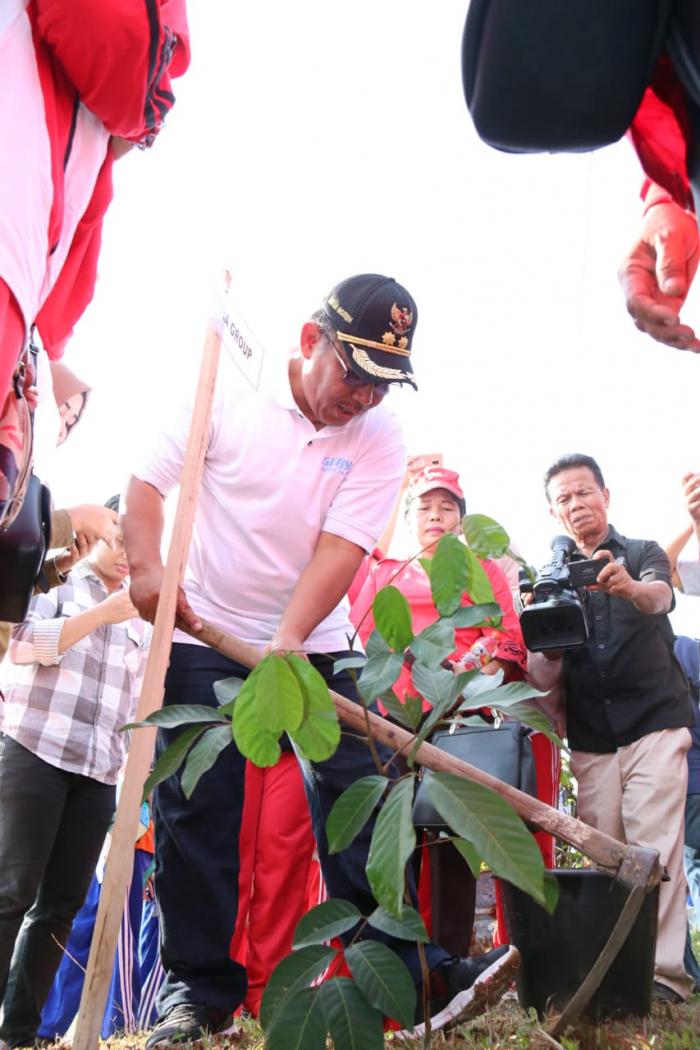 Akhyar bersama Komunitas Peduli Lingkungan Tanam 5.000 Bibit Pohon & Tabur Benih Ikan