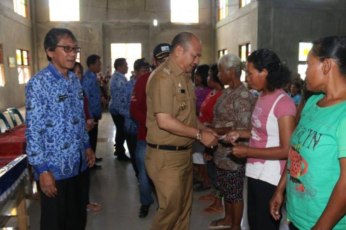 Bupati Taput Serahkan Bansos PKH secara Simbolis di Kecamatan Pahae Jae