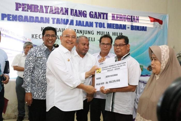 Terkait LahanTerkena Pembangunan Jalan Tol Medan Binjai, Wali Kota Serahkan Ganti Rugi Kepada 52 KK