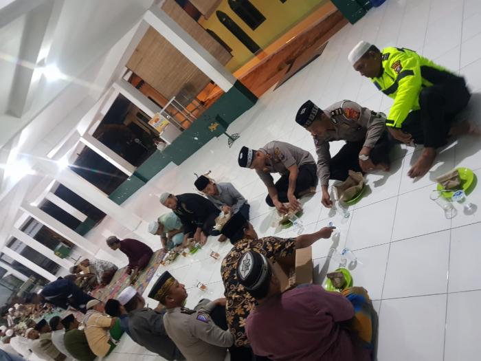 Kapolres Labuhanbatu Ajak Personel Sholat Subuh Berjemaah di Maajid Agung Rantauprapat