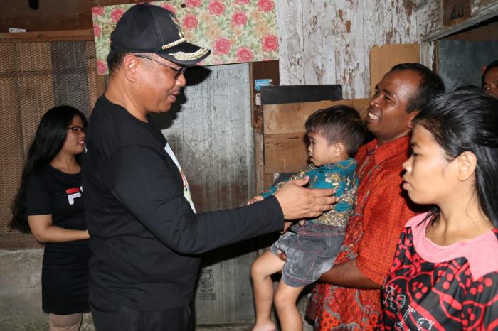 Akhyar Nasution Gendong dan Hibur Penderita Stunting